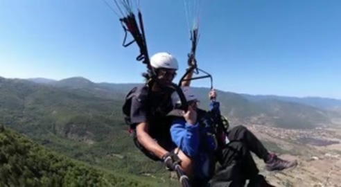 A circa ottanta anni realizza il sogno di volare affidandosi a mani esperte